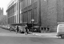 848397 Gezicht op de zuidelijke gevel van het Hoofdpostkantoor (Neude 11) te Utrecht, in de Drakenburgstraat.